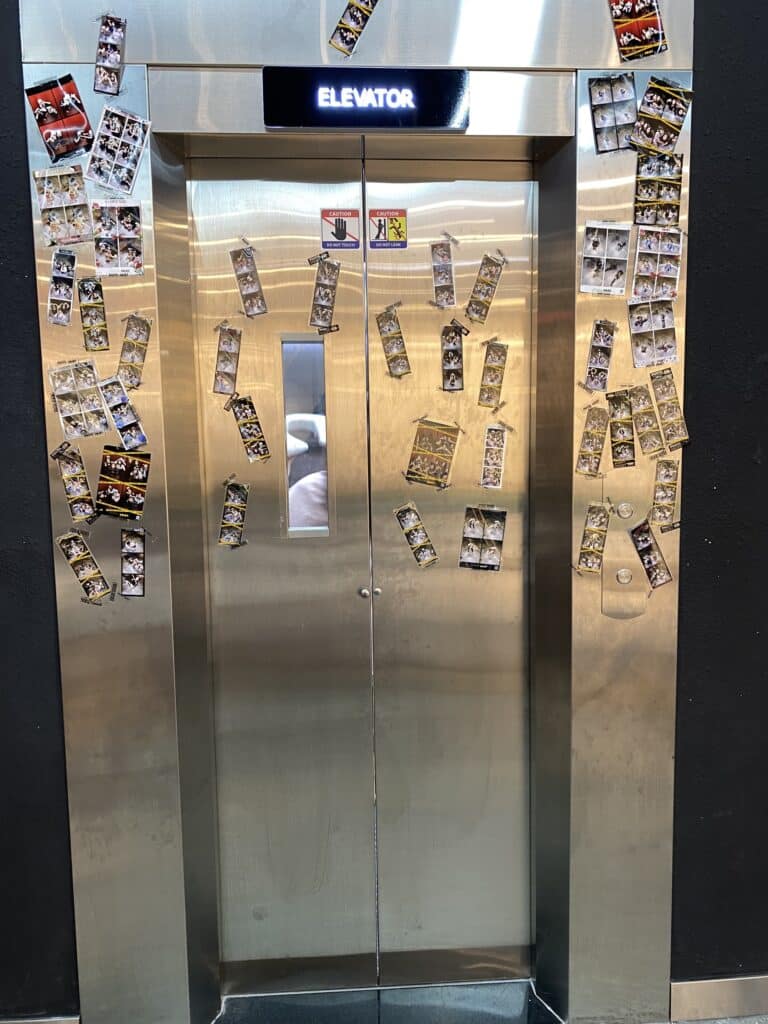 check in trong cabin thang máy