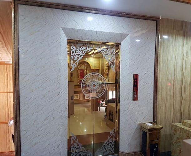 Cửa cabin thang máy