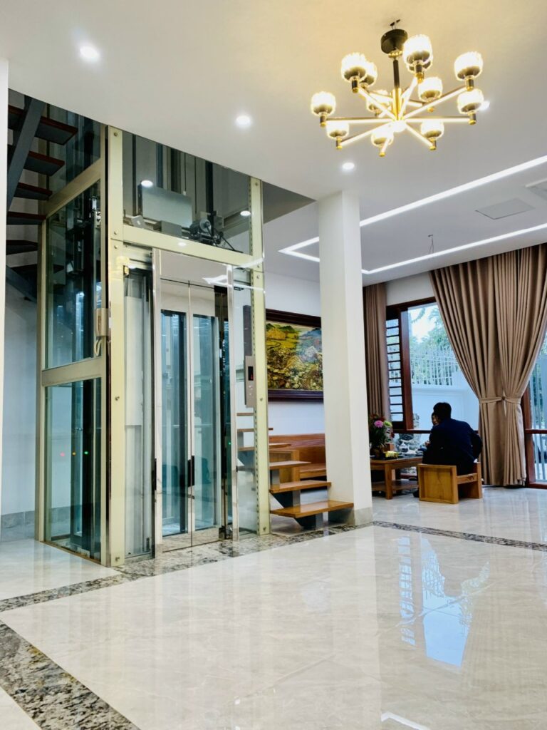 Thang máy cabin kính